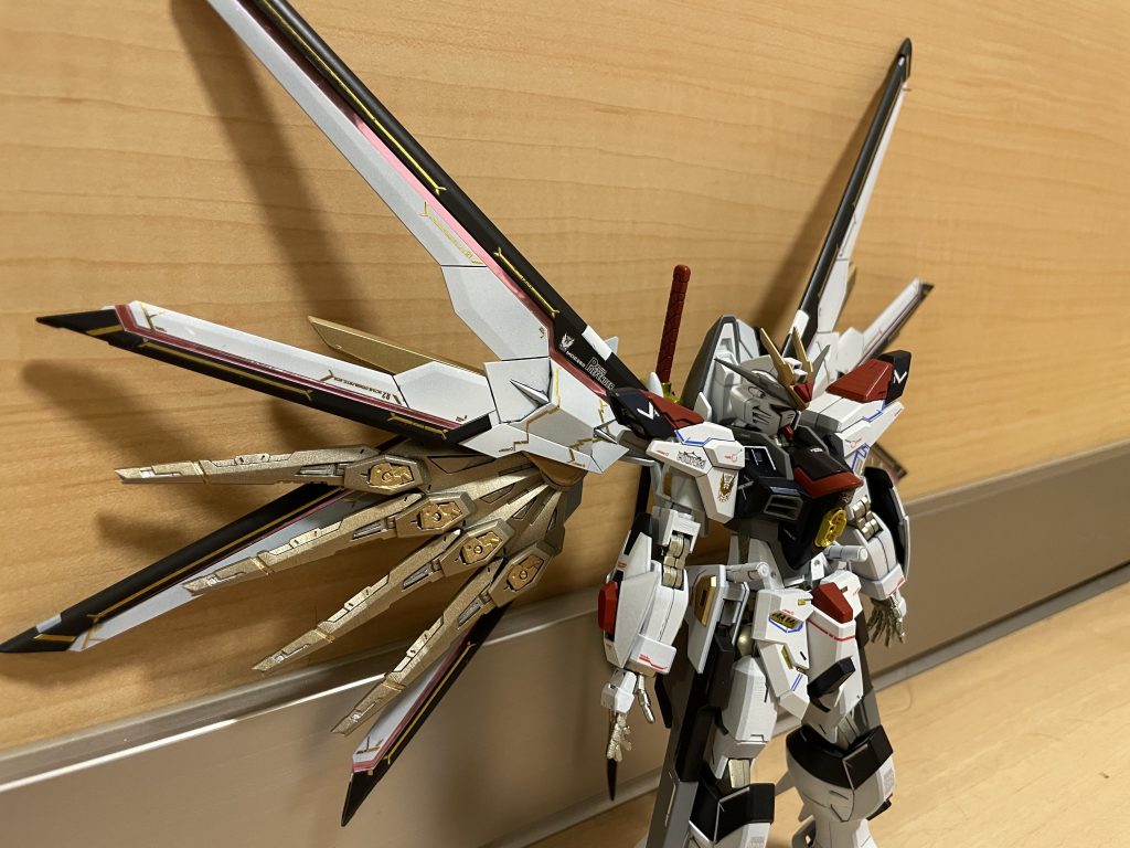 拘ったのは翼で、白、黒、金でまとめ重厚感を出しました。