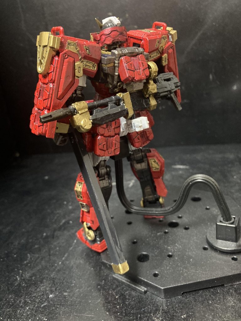 背面です。バックパック上の鎧、腰周りの鎧もグラスフェザーのプロペラントタンクから。ピッタリ使い切りました。実はここは自分のオリジナル。ご本人様はもうちょっと軽装で作ってました。背面に種子島ライフル装備です。