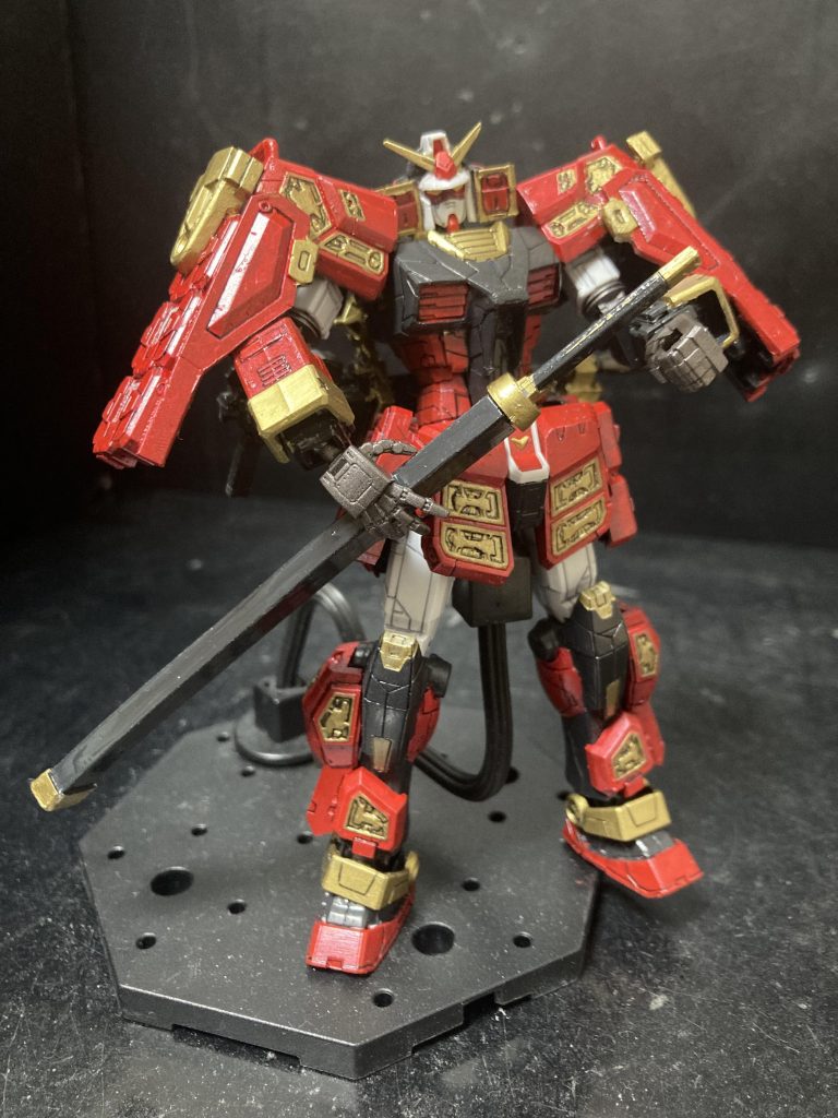 平手と鞘に小型の磁石を付けてるので、平手で持てる様になってます。飾る時の表情がついて良きです。