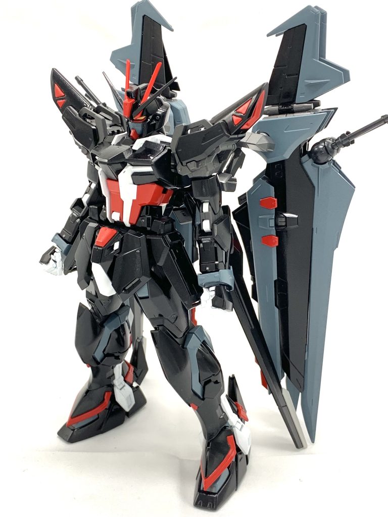 胴体をRM版ストライクにし、ストライクノワールは上半身に比べて下半身が華奢に見えたのでブリッツの脚部と交換