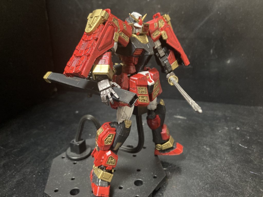 打刀。こちらは自分はバルバトスから流用しました。平手が右しかないので平手で持っています。鞘はプラ板で自作です。もちろん収納できます。ご本人様はキットだけで武者頑駄無を作ろうという縛りしてて、刀もキットで作ってました。ヤバし！！