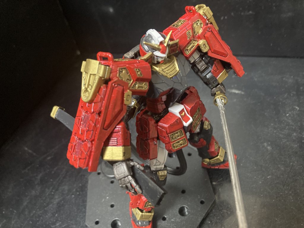 肩の大袖部分。こちらはグラスフェザーのプロペラントタンクを切り離して使ってます。この基の正直言って使い回しの悪いデザインが武者鎧だとピッタリマッチするんですよね。ホント素晴らしいアイディア(3回目)金色の装飾や全面などもグラスフェザーからです。