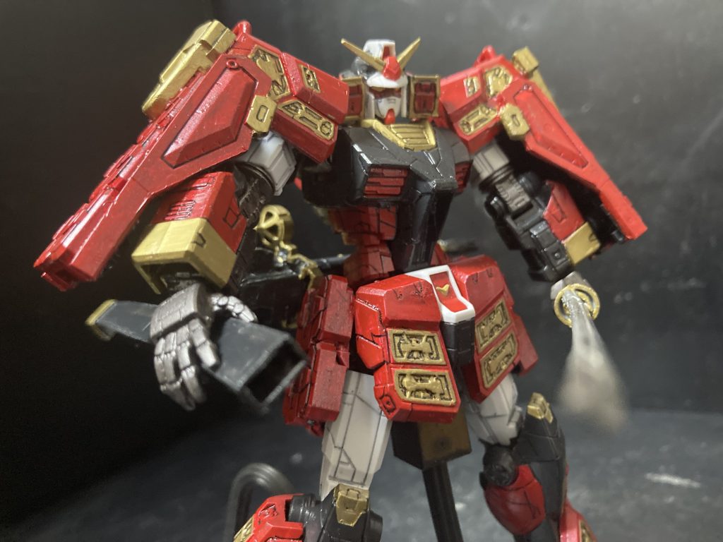 ほお宛はガンダムのバックパックから切り抜き。実はグラスフェザー装備のキットにバックパックが付いてて、つまりバックパックがひとつ余剰分になるんです。なのでほお宛に使っても問題ないんですよね。頭の後ろの鎧は自分はプラ板で作りました。ご本人様はキットでなんとかしたそうです。