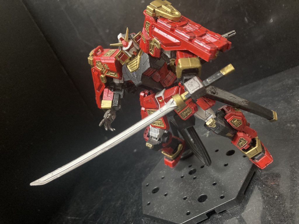 さて。この武者頑駄無。本体はもちろん、そのまんま一度、EGガンダムを組んでます。武者鎧はグラスフェザー装備なんですが、どこからパーツを持ってきたのか気になりますよね？