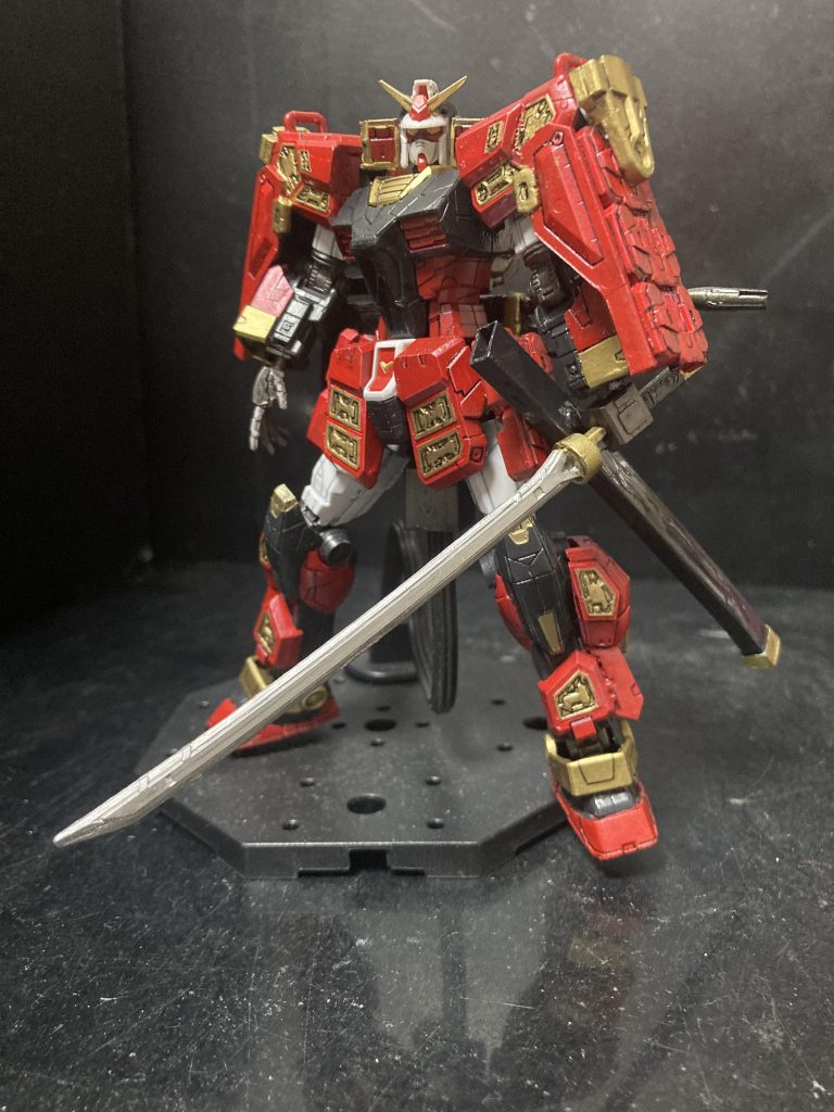 そのまんま使ってるパーツは肩、フロントアーマー、脚アーマー。ここはわかると思います。腕のアーマーは脚の裏のアーマーです。合わせてみるとサイズピッタリなんです。驚き！