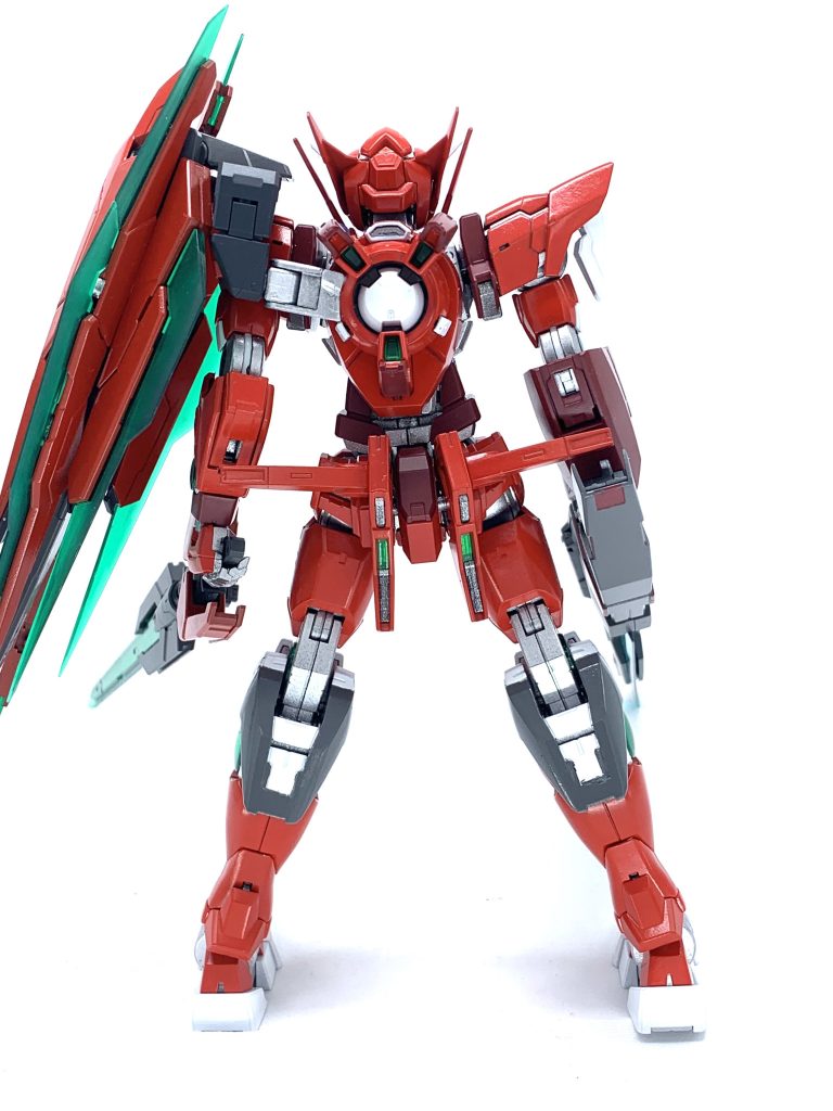 胴体を変えたくなかったのはアストレアのスリースラスター型のGNドライブが一番カッコいいと思っているからです。アストレアは顔と胴体周りがカッコ良すぎると思いますまた強引にツインドライブ仕様にしています。漫画内でフォンはガンダム、ヴェーダ、ELSを持ってますが、唯一GNドライブだけは擬似だった為、妄想で漫画のラスト後は木星に向かい自分用GNドライブを作製した設定