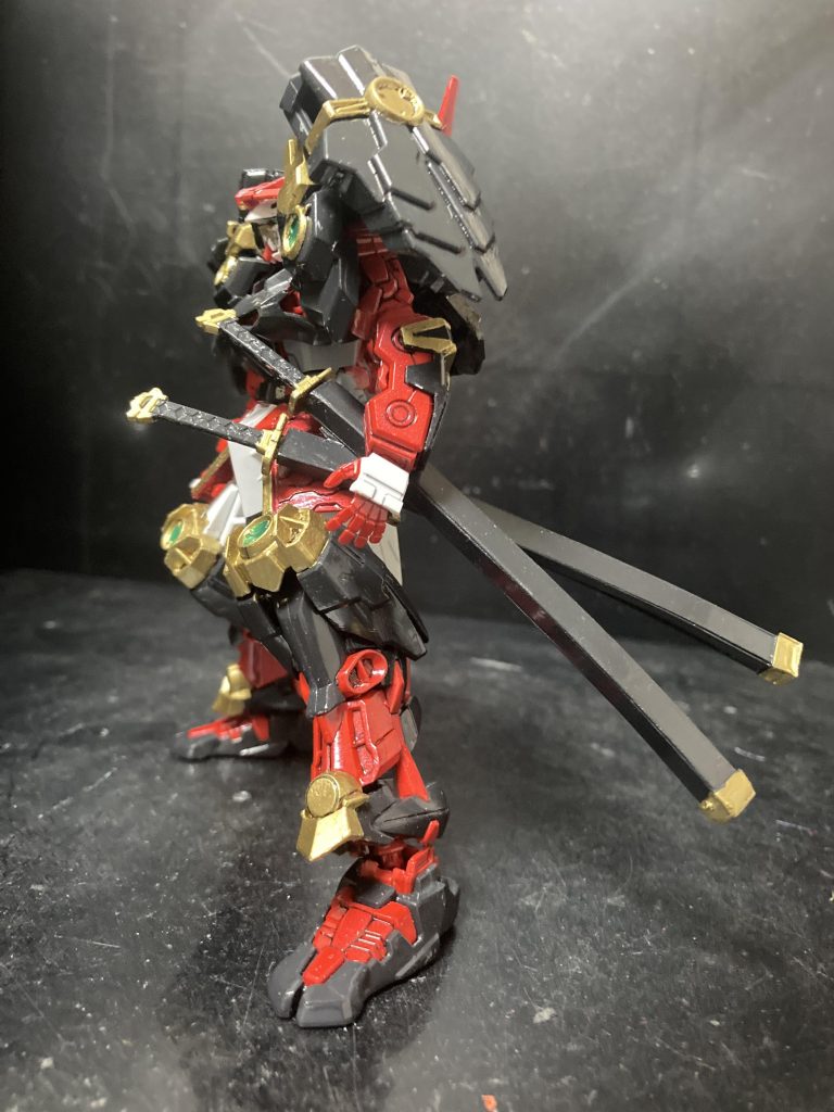 刀は立派な菊一文字と虎徹が付いてきますので鞘をプラ板で制作。先日、武者頑駄無で鞘を作ったばかりなので制作は楽でした。二つ作って、クロスして鞘を接着。磁石を付けてあるので、鞘だけ取り外す事が出来ますよ。