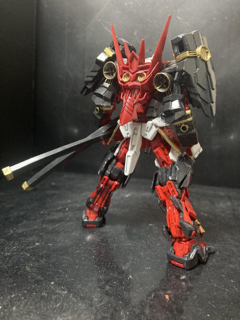 背面です。鬼の盾がカッコ良い。