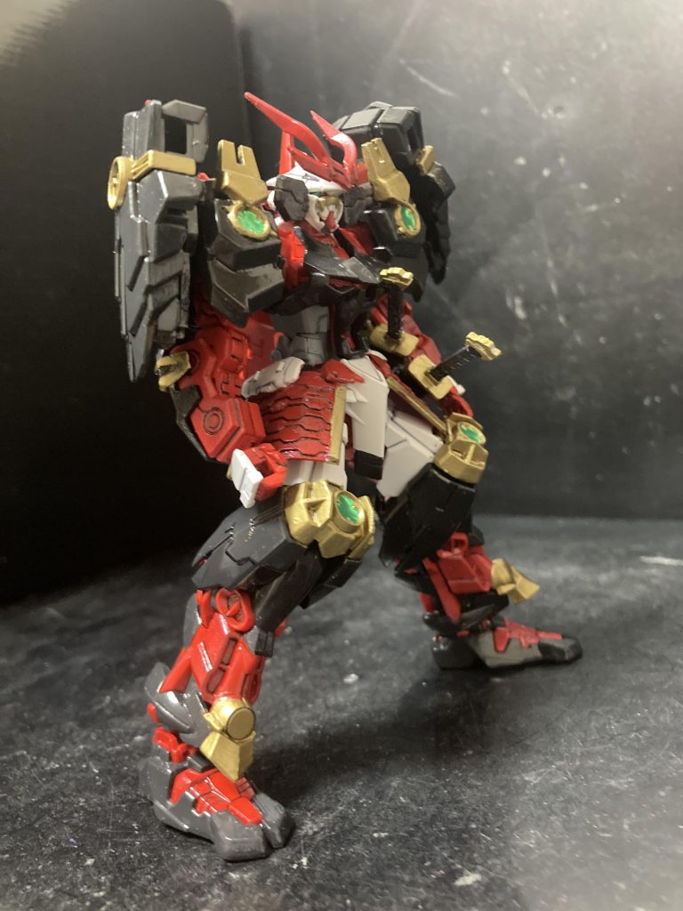 戦国アストレイって前から興味はあったんですが、なんとなく買いそびれてたんですよね。可変には向かないデザインだし。でも再販されて比較的お安く入手できたんで取ってありました。この際だからこっちも作ろう!って思って武者頑駄無と並行で制作してました。