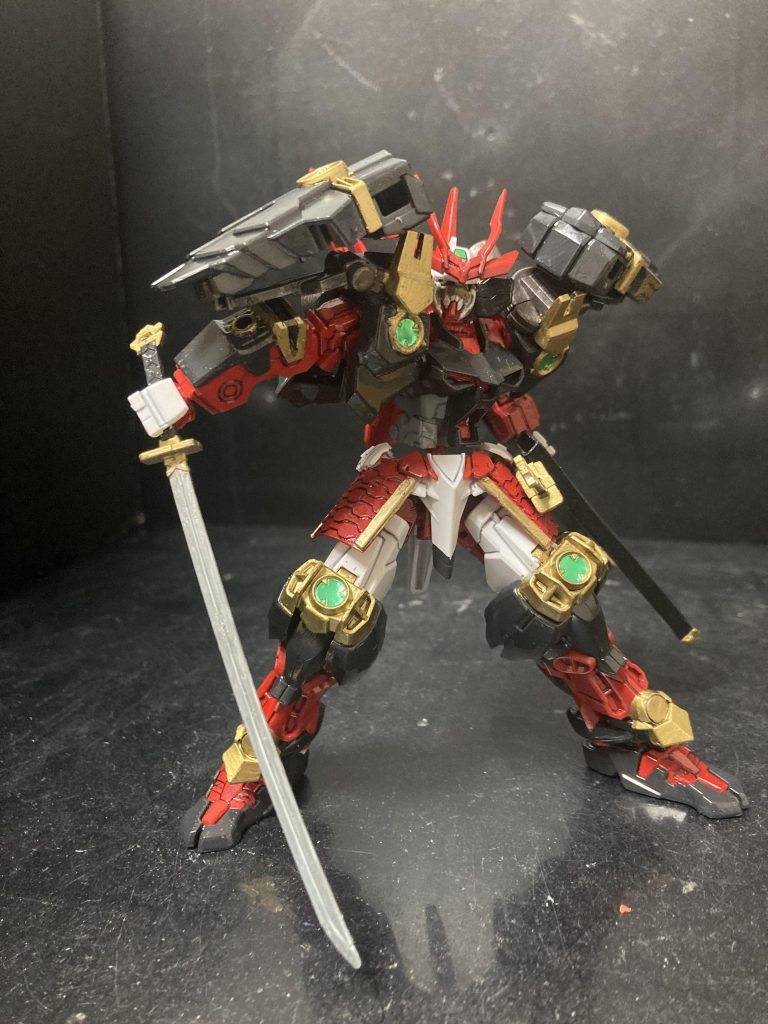 という訳で、色は黒ベースに変更。全体的に締まります。良き!ほお宛、兜はプラ板で制作。腰回りの鎧も同じくプラ板で制作してます。薄いプラ板なので、平面で作って曲げて固定です。あるかないかで武者っぽさがかなり変わります。