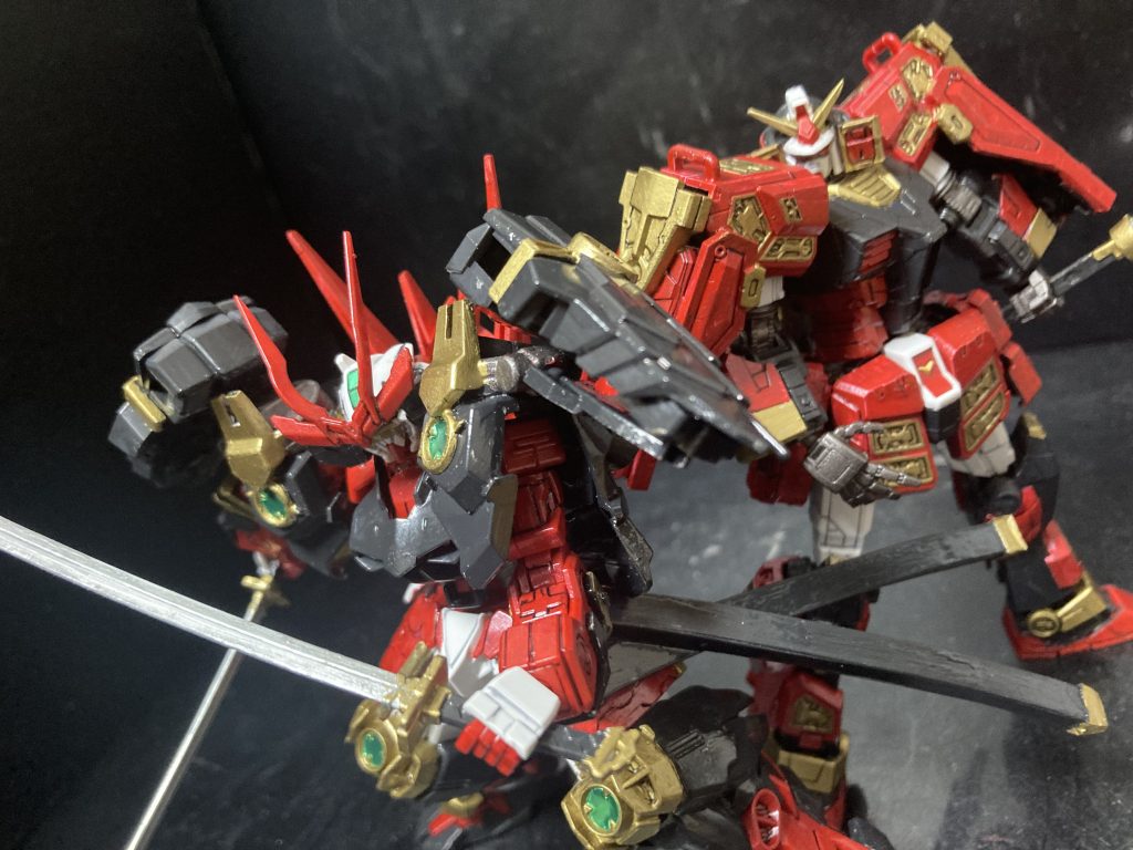 やっぱり2機いるとイイです!そういえば肩の鎧で刀を持つとか、鬼の盾を取り外すとかのギミックあったなあ。撮ってないケド、まあイイか〜。