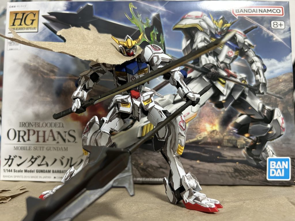 箱絵と同じような雰囲気になるようマーカーで影も描き、手作りマントとレジンでエフェクトも作ってました。