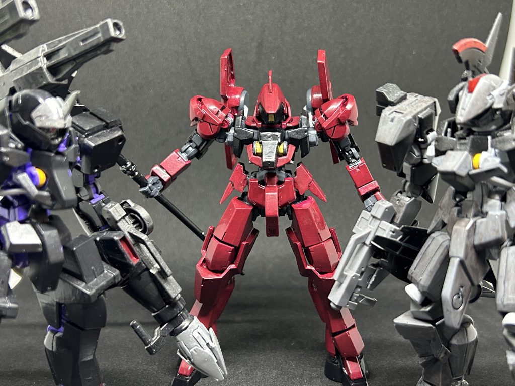 前の改造グレイズと一緒に。今回カラーでかなり悩みました、前回のグレイズと同じくとある機械生命体から選びました。多分赤いグレイズはいないはず。