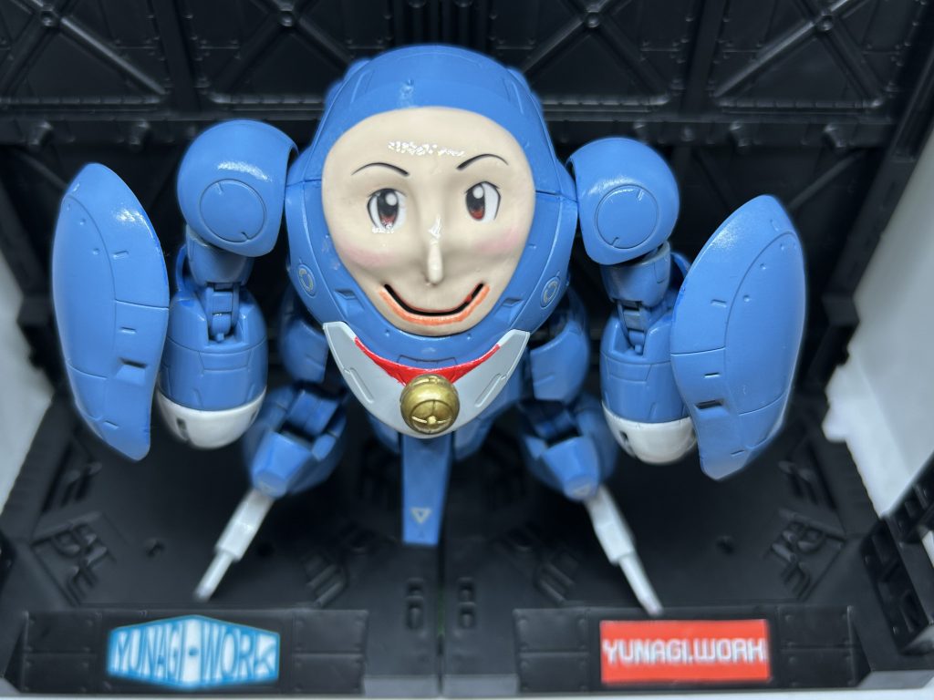 首元の鈴は手榴弾を再利用です。