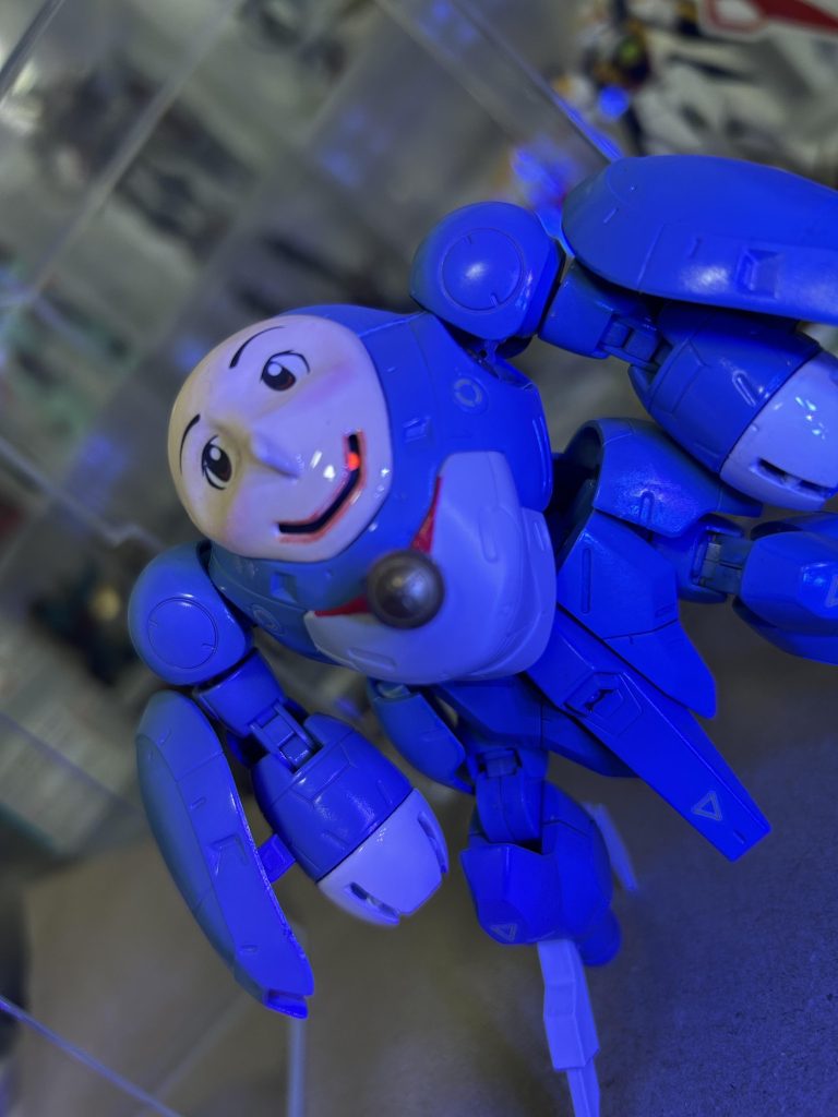 カメラアイは蛍光塗料で塗装し、ライトを当てると反射します。