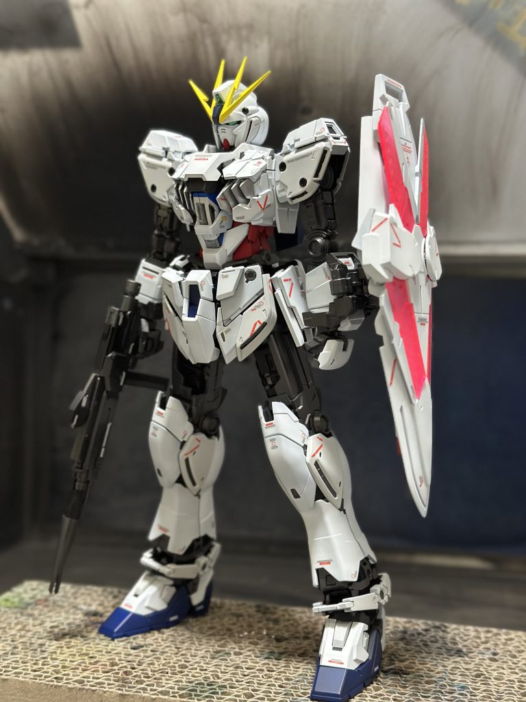 トップコート吹く前のサイコフレーム無しから。ベース白は黒立ち上げからGGXのホワイトで。グレーはガイアグレー2フレームはガンメタサフとガイアのスターブライトアイアン黒サフの3種で。違いが分からんけどもw黄色、赤、青のトリコロール基本3色は全てGX系のやつで。発色いいので