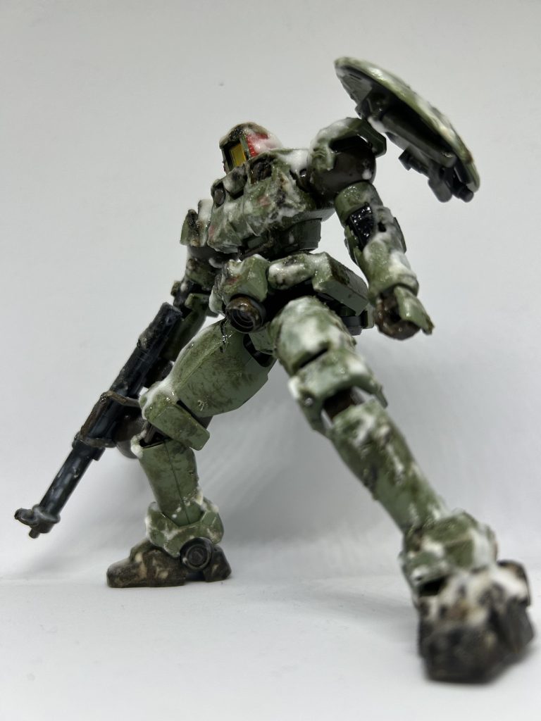 ハマり中のハンダで傷をつけ、カーキグリーンをポンポン塗装して苔が生えてる風にしました