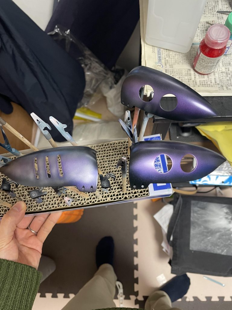 グラデーションキャンディ塗装っぽくしたいなというのは最初に決めていたのですが、塗り重ねていくうちにマットなほうが重さが出ると思います、外装はセミグロスクリアーで仕上げました。プレバンのキュベレイマークIIは成形色がツヤツヤなので、それをいかしたかったのですが、研ぐのも時間かかり今回のテーマにそぐわないなとおったので、半々艶くらいを目指しました。