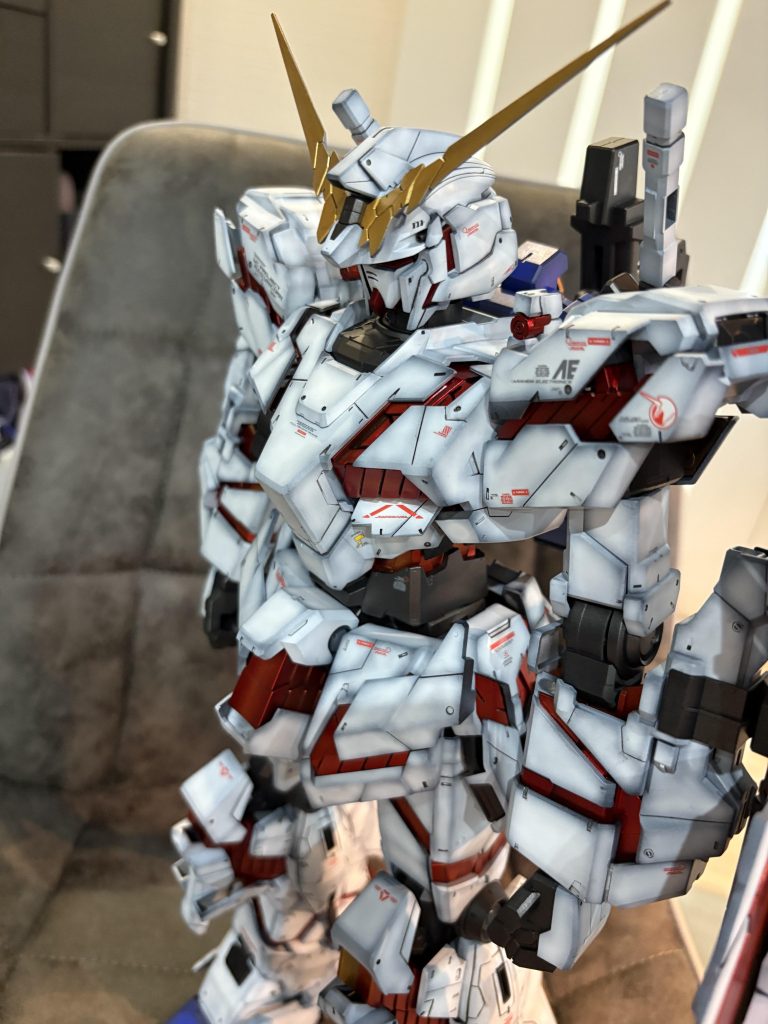 この角度が1番かっちょいいですねめちゃくちゃイケメンユニコーンは動画撮ってないのですがYouTubeチャンネルもやってますので、興味ある方はプロフィールのリンクから覗いて貰えると嬉しいです!まだガンダムザガンの素組み動画しか出せてないですが、、、