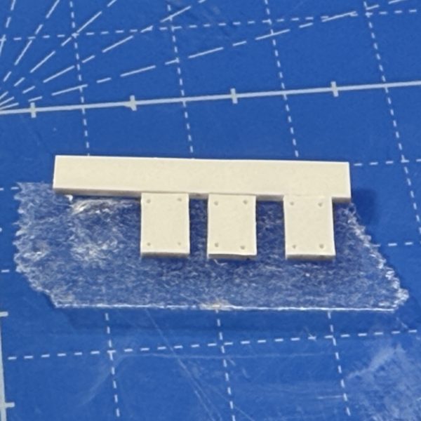 ほぼ初めてプラ板を切り出して追加装甲板っぽいのを作ってみました。尖った物で突き刺すとリベットっぽくなるかな？と試したら良い感じに。（5枚目）