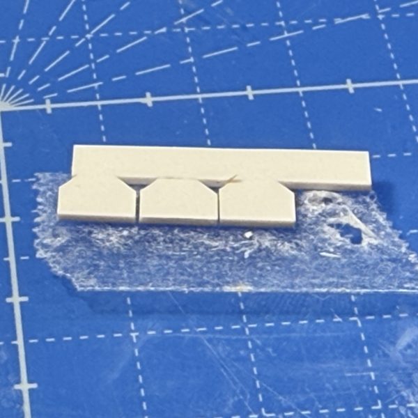 ほぼ初めてプラ板を切り出して追加装甲板っぽいのを作ってみました。尖った物で突き刺すとリベットっぽくなるかな？と試したら良い感じに。（4枚目）