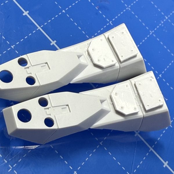 ほぼ初めてプラ板を切り出して追加装甲板っぽいのを作ってみました。尖った物で突き刺すとリベットっぽくなるかな？と試したら良い感じに。（2枚目）