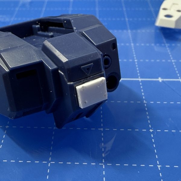 ほぼ初めてプラ板を切り出して追加装甲板っぽいのを作ってみました。尖った物で突き刺すとリベットっぽくなるかな？と試したら良い感じに。（3枚目）