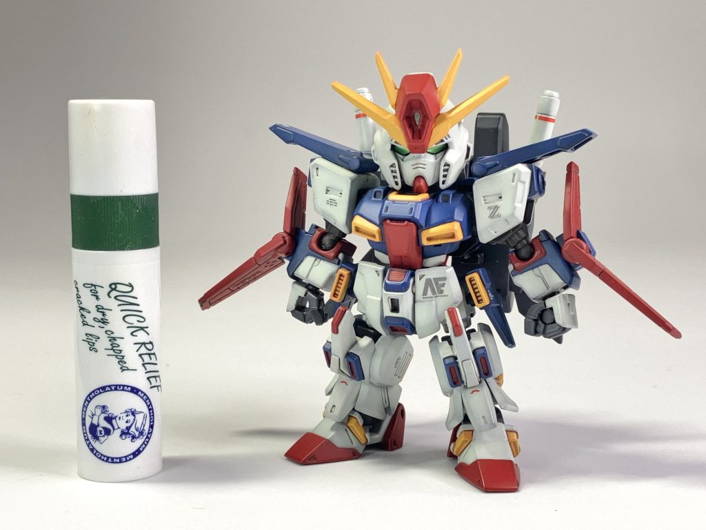 食玩なので恒例のリップクリームとの比較モビリティジョイントは食玩ですが、けっこう大き目、旧SDガンダムくらいあります。