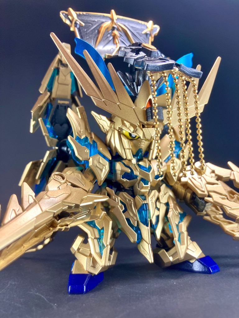 【始皇帝フェネクス】嬴政ユニコーンガンダム3号機SD春秋戦国伝の時代、七つの王国に分かれて戦乱を繰り広げた古代キングダムワールドを史上初めて統一した大英雄。超常的な未来予知能力を有し、天下の諸王を統べる超越者・皇帝の座を創始した。しかしその真の目的は、不死の存在に昇ること。天下統一後は神秘研究に没頭し、霊魂の不滅を追い求める。