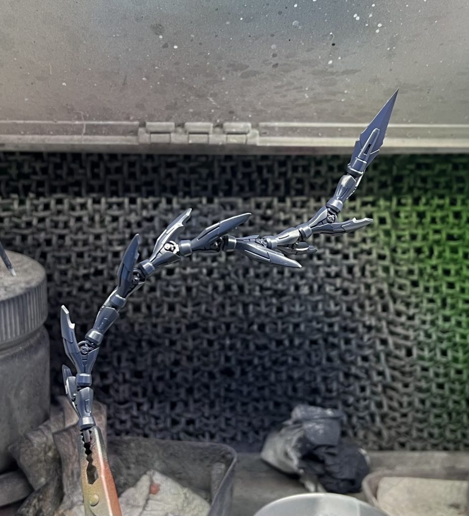 塗装する前に，アドバンスドMSジョイントがどんなものかわからなかったのでフィニッシャーズのプライマーを吹いてます。とりあえずこれで塗装ハゲはしませんでした。メインの青黒い色をベタ塗りしました。ロールをくねくねさせながら塗りムラがないように塗装しました，棘の裏側みたいな所もしっかり，関節？みたいな上下動く所はほぼ固定で動かしてません最後にクリアーでコートして，表面をツルツルにして部分塗装しやすくします，これやっておくと拭き取りが楽になります(もし面倒くさかったら別にやらなくても良いと思います工程です)