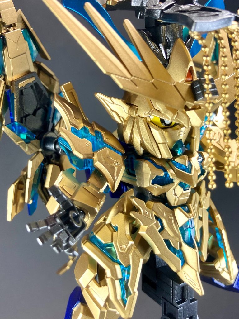 【水銀（ヒュドラ）フレーム】あらゆる手段を尽くして不老不死の可能性を探求した始皇帝フェネクスは、当時その神秘的性質から仙薬と信じられた水銀を全身のフレーム構造体に導入していた。現在では毒劇物と知られる水銀が機体内部へ浸食し、結果的に自身の稼働寿命を大幅に縮めてしまう。