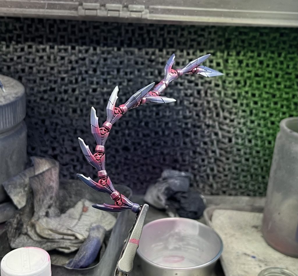 赤い部分の部分塗装ですね。水彩塗料で塗装しました。何故か水彩塗料はマジックリンで拭き取れるのでそれでやってます。はい，あとは気合いと根性で消します。マジックリンの拭き残しがあるとあまり良くなさそうなのでしっかり拭き取った方が良いと思います。