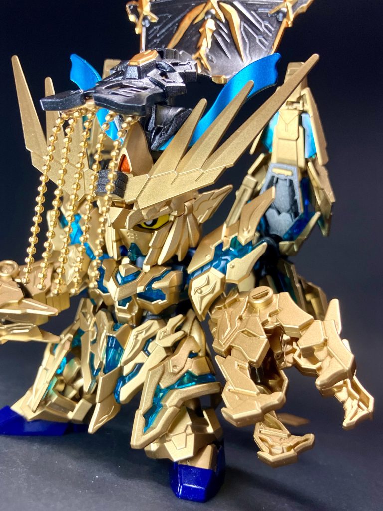 〜〜〜〜〜〜〜〜〜〜〜〜SD三国伝リスペクトのオリジナル設定個人企画、SD春秋戦国伝の再始動(リブート)作品の第1弾です。約6年程前、三国伝体型で春秋戦国時代を題材とした10体以上のオリジナル武将ガンプラを作りましたが、その後新たに世間ではSD三国創傑伝＆ヒーローズが展開され、そちらに注力したためSD春秋戦国伝企画はしばらくストップしてしまっておりました。ようやくSDWシリーズも展開が落ち着いた頃合いの今回、過去作品のセルフリメイクで再び始皇帝フェネクスを作ると共に、新たにSDWヒーローズ世界観・体型でのSD春秋戦国伝再始動の第1弾として製作しました。