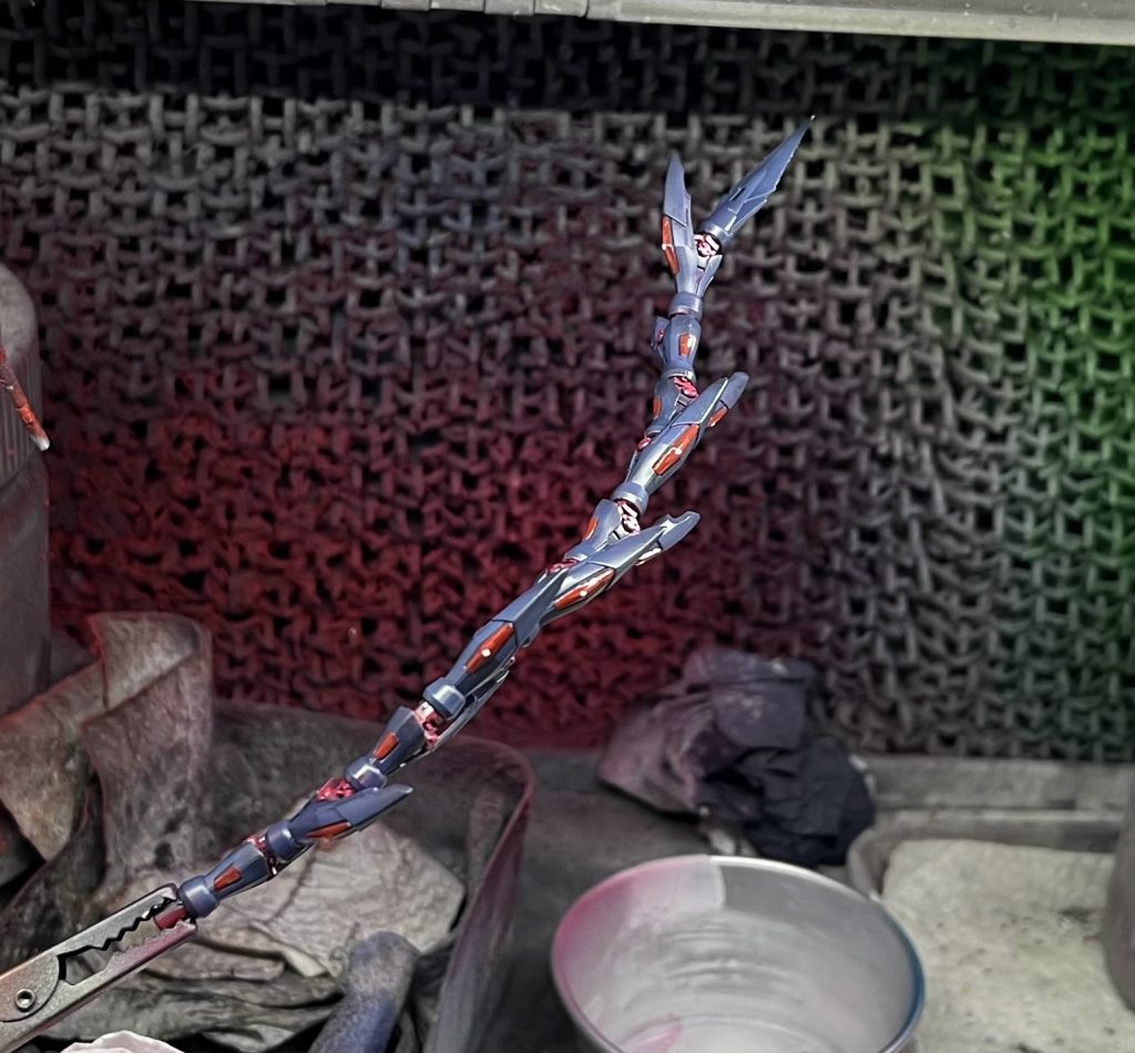 残りの部分塗装です。この細長い赤色の部分ですね，ここはエナメル塗料で塗ってあります。最後に塗った赤いパーツの真ん中に白色をちょんと乗せてあります。なにこれ？って感じだと思うんですけどハイライトですね，めっちゃ適当なんですけど，この一点があると情報量が増えて視線がそっちにいって全体的に雑な部分がバレにくくなります，って言う作戦です。こんな感じで塗装完了です。ちょっと気合いと根性が必要な所あるんですけど，こんな感じの塗装でそれっぽくできると思います。多分もっと良いやり方全然あると思うのでそのやり方で良いと思います，ここで見た事は忘れて下さいハイ。