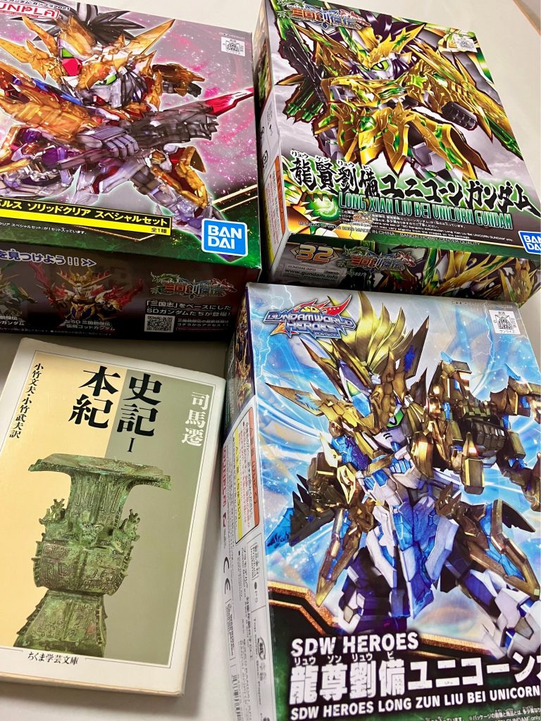 ユニコーンガンダム3号機という事で、ベースキットはSDWヒーローズ龍尊劉備ユニコーンガンダムを使いました。ほぼ劉備ユニコーンの体型そのままに、特徴的なブレードアンテナやシールドファンネル等のパーツはSDCS版フェネクスのキットから取り入れています。