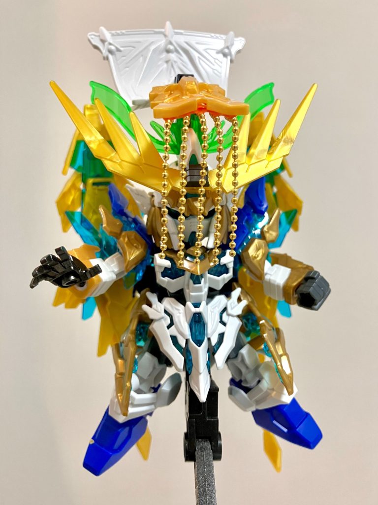 過去作でも用いたボールチェーンによる旒の玉飾りを垂らして、皇帝らしい冕冠(べんかん)の意匠を再現しました。冕板は関羽νの冠、黄忠デュナメスのフロント部、斉天大聖悟空インパルスのリアアーマー部を組み合わせてそれっぽく整えています。