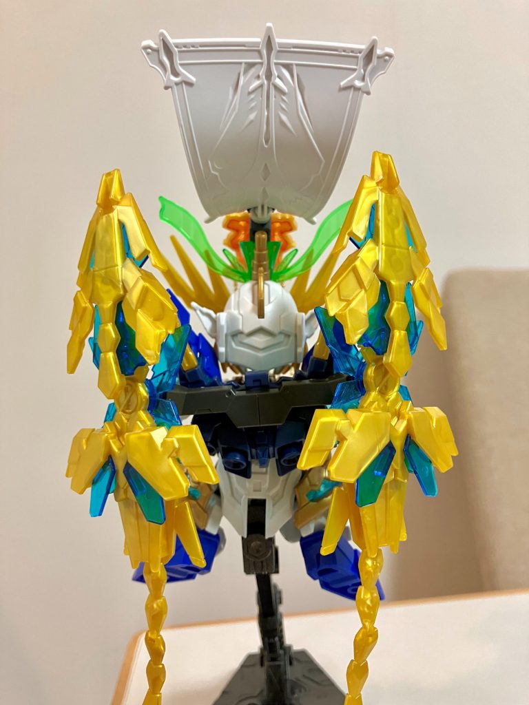 瞳シールは紙面にコピーして、本来の緑色部分をデザインナイフで切り抜いた上で白紙を重ねてコピックで塗る事で、フェネクスの黄色い瞳に変更しています。