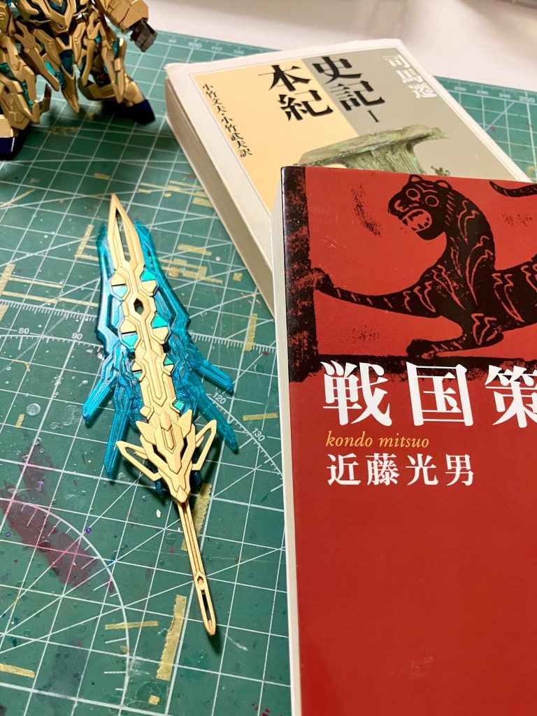 SDガンダムワールドヒーローズ本編の設定で、三国志を題材とするSD三国創傑伝の世界は「キングダムワールド」という大陸ワールドに存在すると描かれたので、三国志よりも400年以上昔のSD春秋戦国伝の世界は「古代キングダムワールド」とでも称すべき時代、というイメージで設定しました。今後も新生SDWヒーローズ規格でのSD春秋戦国伝、新武将続々参戦予定です！