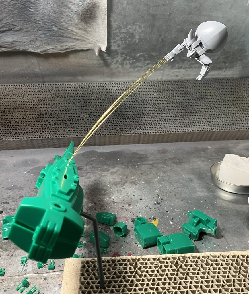 製作途中当初ジオングは真鍮線のビームで支えるつもりでしたが、支えられずに情けない姿になったのでスタンドを使いました。