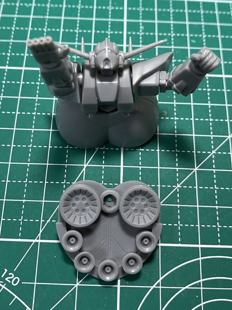 ジオングのスカート内はバーニアを切り離し、スジ彫りをしました。