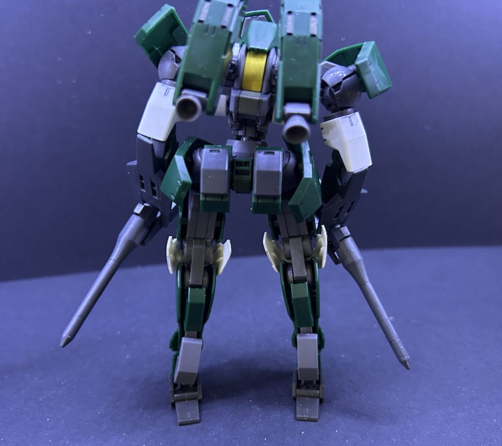 カカトが可動して自立しやすかったです。また武器色々な所につけれました。