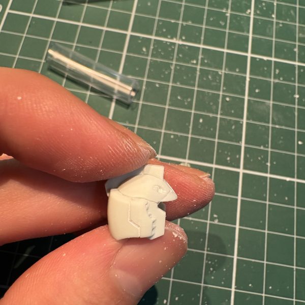 自分でディティール追加しておいてなんだけども、、、やりたくねぇ！！！スジボリが完了して塗装一回目まで完了したところで、色分けの為のマスキング作業、、、マスキング好きじゃなくてあまりやらないので、苦手です、、、完成したらここの投稿とYouTubeにも製作動画投稿します！！誰も見ないかもだけど！！（2枚目）