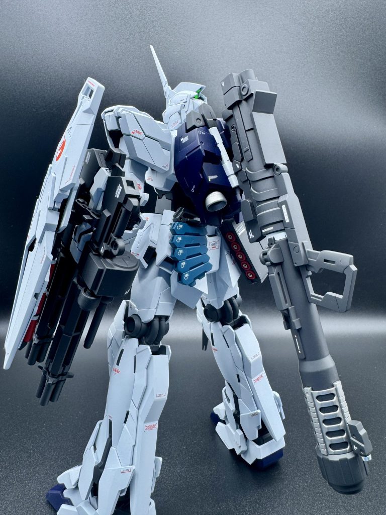 皆さんみたいに完成後に色々なポーズをやってみたいのですが塗装の剥がれが怖くて立ちポーズ固定です！