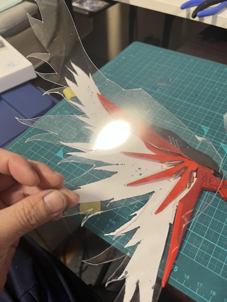 光の翼の作り方画用紙にいい感じの絵を描いてそれをガイドに0.4mmの透明プラ板を切り出し切り出しにはハサミ使いました