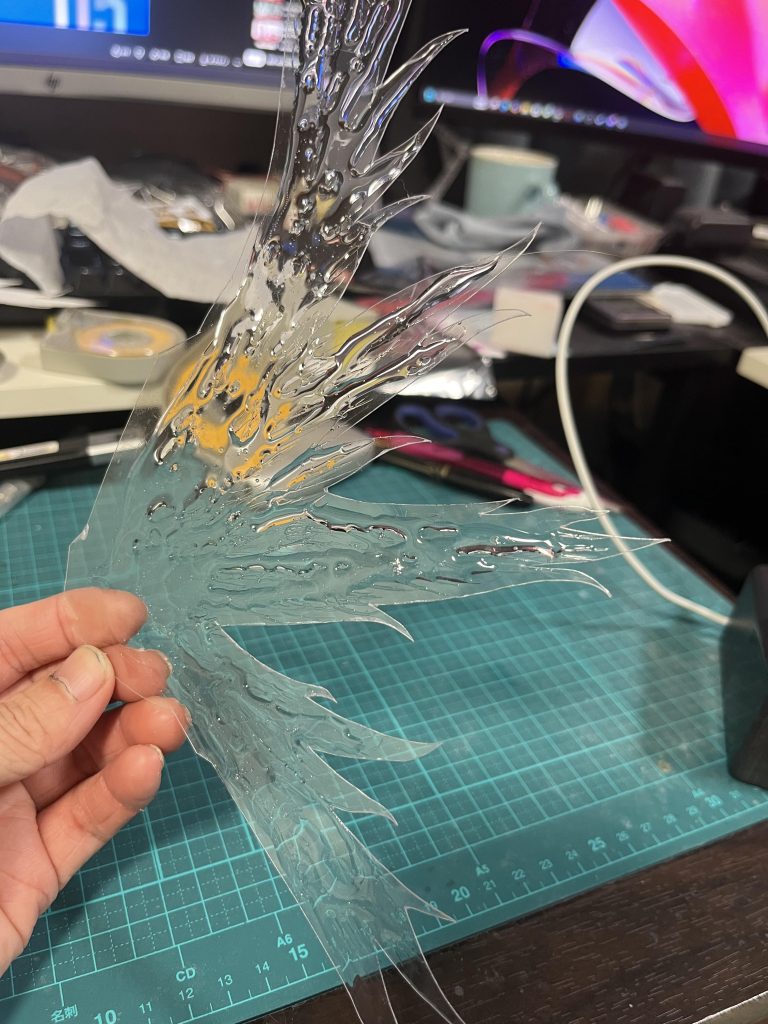 ダイソーに売ってた透明のUVレジンでいい感じに盛り付け中心から外に伸ばすイメージでやるといい感じでした！