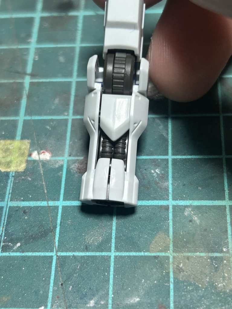 バルバトスを使ったことある人ならわかるここの合わせ目を頑張って消しました。他は目立つところのパーティングラインを紙やすりでヤスリで整えてます。