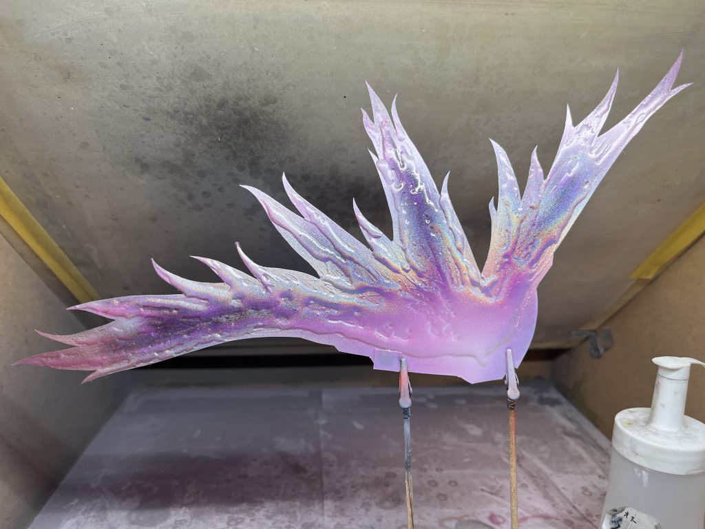 塗る！一旦全部クリアピンクに、クリア8白2くらいで割ったホワイトを中心部に塗るいい感じの場所をクリアパープルで濃く縁をなぞるようにトランザムホロレッド塗って終わり！ホロレッドは中の塗料を抜いて手持ちのエアブラシで吹きましたギラギラ！！楽しい！