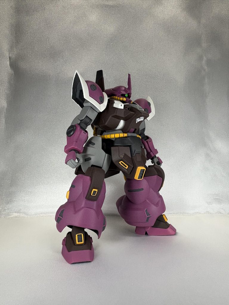 実は塗装をどうするか、かなり悩みました。調色が出来ない？苦手？な自分にとっては、近い色を探すため長い旅路に出る事に。そうこうしているとガンダムカラー「ジャスティスガンダム」のセットを発見！これって同じ色使ってるんじゃない？って思うぐらいパープルやブラウンが違和感なし‼️