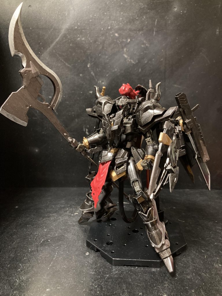 えー最近けっこう安売りしてるブラックナイトスコードルドラ。正直あんま好きなデザインじゃなくて黒騎士って言うか頭部とかのデザイン、これってバイキングじゃね？って感じだったのでじゃあ暗黒騎士らしくしてやろうってんで制作開始しました。暗黒騎士らしくする為に、30MFのアップデートパーツをミキシングしました。なので材料費も安いですよ。(´ω｀；)