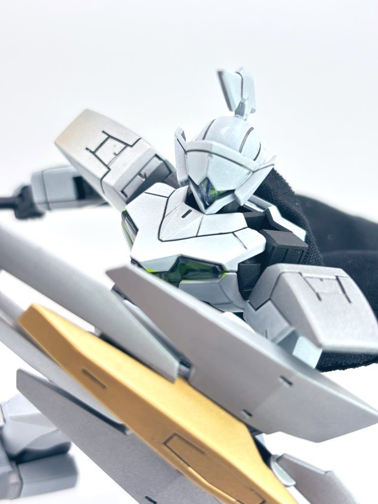 設定としては最初にも書いてある通りに決闘に突如現れた白騎士遠距離武器はないが槍術のみで相手を圧倒するパーツはグラスレー、ペイルなどと一貫性はなく所属も不明である